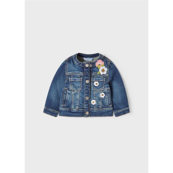 Geacă denim fetițe Mayoral nuanță albastru deschis cu broderie florală multicoloră pe umeri, închidere cu nasturi și design casual-elegant.