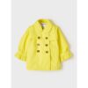 Trench galben pastel pentru fetițe Mayoral, stil elegant cu nasturi și volănașe la mâneci, ideal pentru ținute de primăvară.