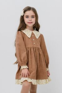 Rochie fete din catifea bej – eleganța pură a copilăriei rafinate
